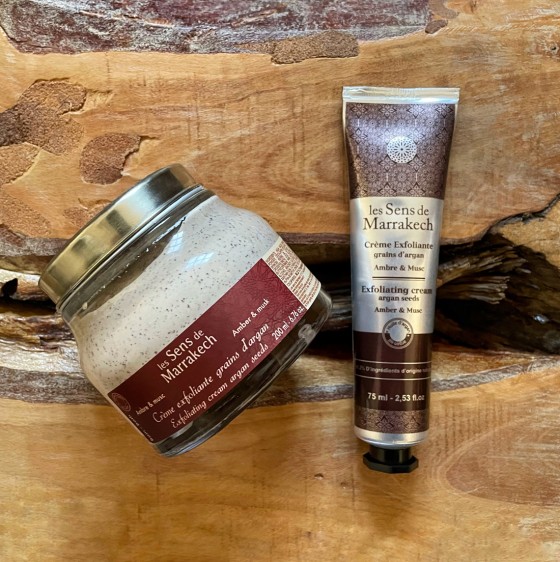 Amber and musk exfoliating cream with argan grains